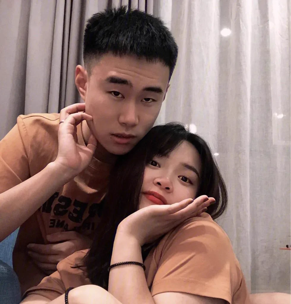 正经交友的纸条盲盒，就是约炮用的，女的免费放进联系方式，男的可以花几块钱抽一次，然后自己加联系方式私下约炮，记得选自己所在地再去抽纸条，同城约起来方便一些，抽纸条花几块钱确实不贵，VX保存图片扫一下就可用，效果远超陌陌和soul也可以进VX群撩骚我的纸条也在里面哦~ https://t.co/9zs9e0pzUk