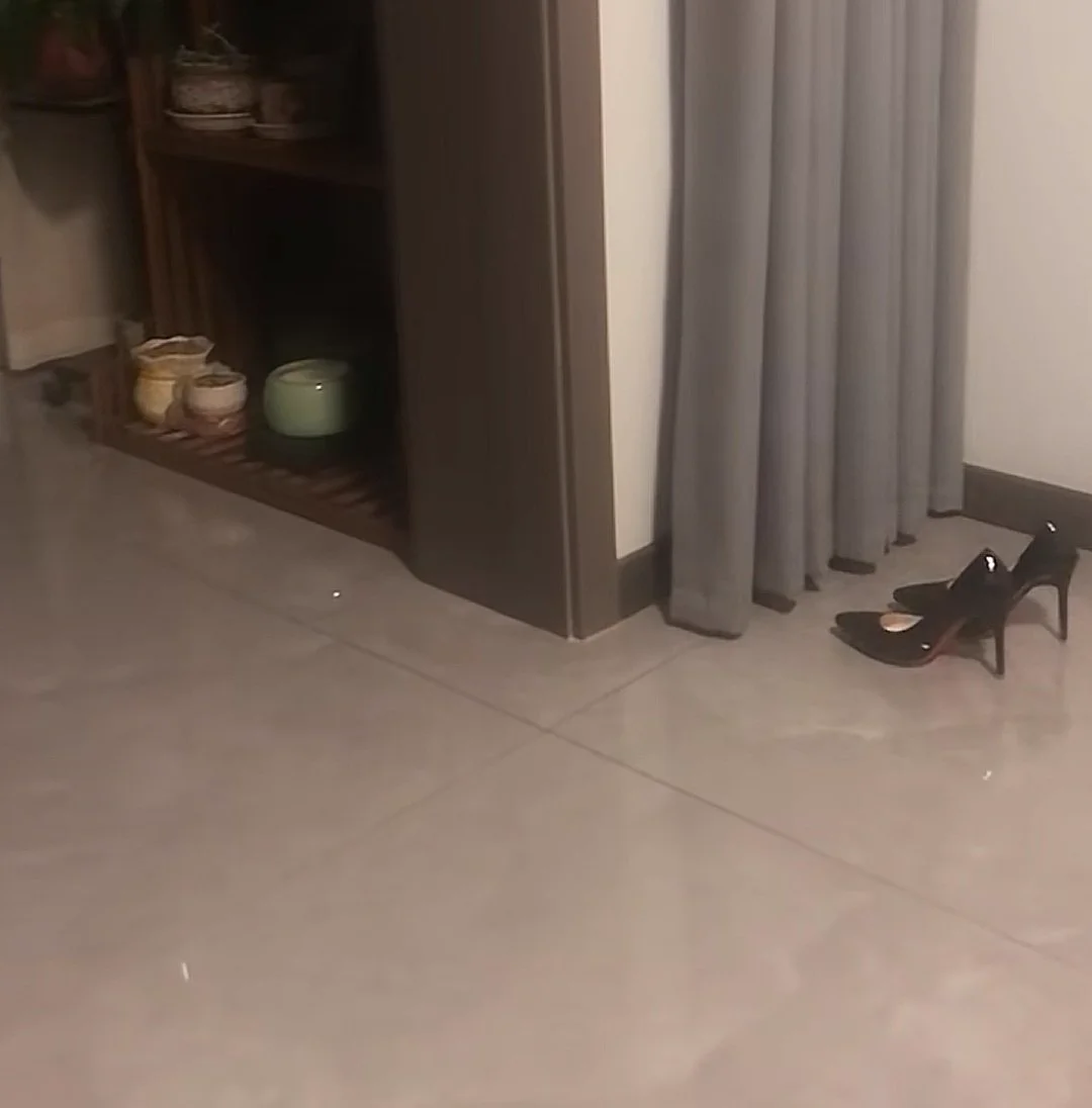 现在的情况是：我在家就不敢穿点 性感点的衣服，怕被再次闯门婚内强J……😔😔 https://t.co/OGUsnpmZS1