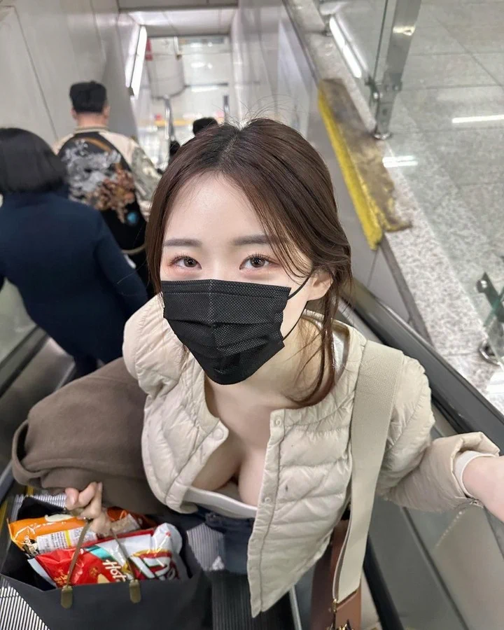 我閨蜜真的是 每次出門都不穿內衣 就出門了 😅🤣🤣我要曝光她 有人想看嗎 ？#想看+1 https://t.co/LqYoqwM4kt