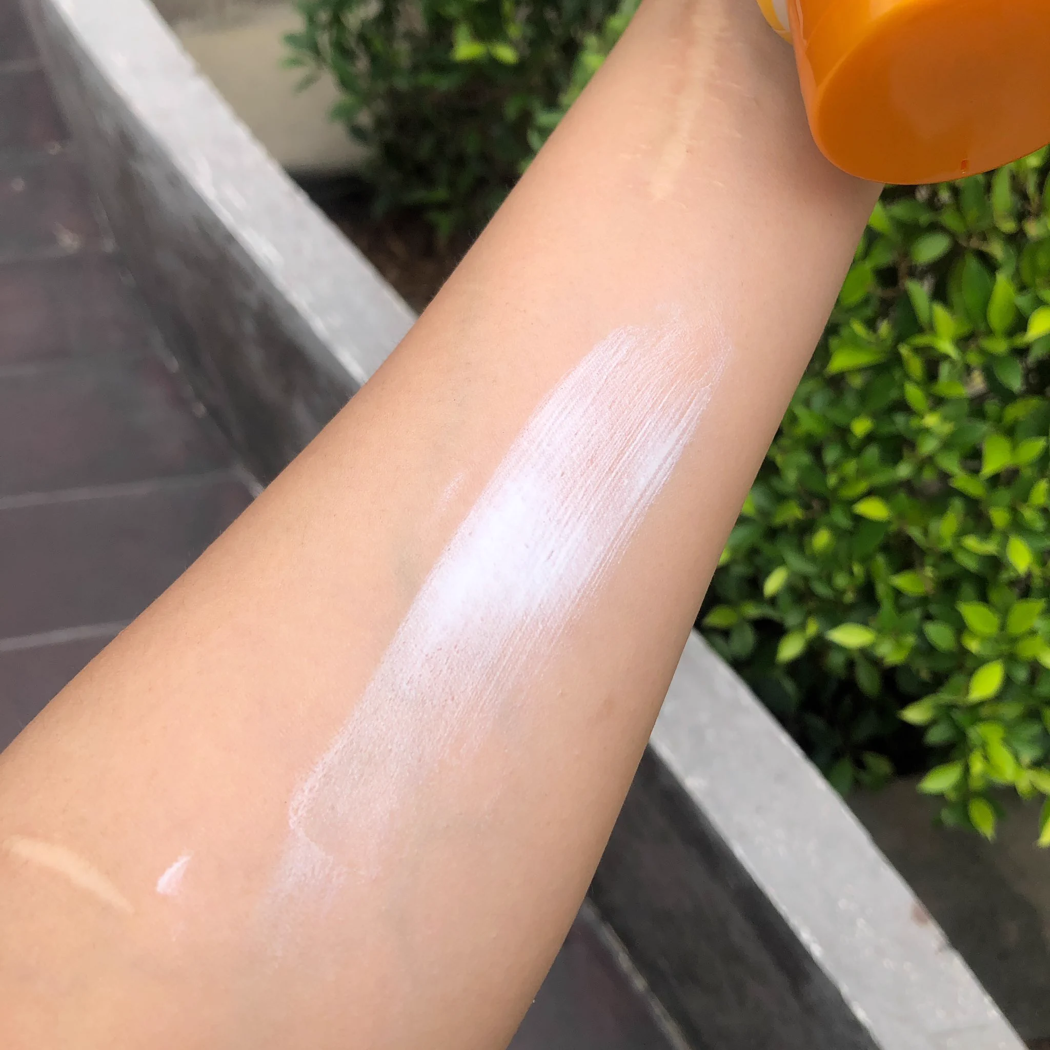 ชีเสริฟฟฟฟปุ๊ป ชีเย็นปั๊ปปป 555 กันแดดซัมเมอร์ที่ถูกต้องง ๆ Biore UV Body Serum ❄️ สูตรสีฟ้า กันแดดเหมาะกับผิวคนไทยตอนนี้มาก นอกจากทากันแดดยังเหมือนทาแป้งเย็นน❄️ รู้สึกผิวเย็นลง 2.7องศา ทันที 😂 เนื้อกันแดดเบามากก ไม่เหนียวตัว เสื้อไม่เหลืองง#Biore #BioreUVBodySerumNew #กันแดดตัวจริง #เบาสบายไม่ทิ้งคราบเหลือง