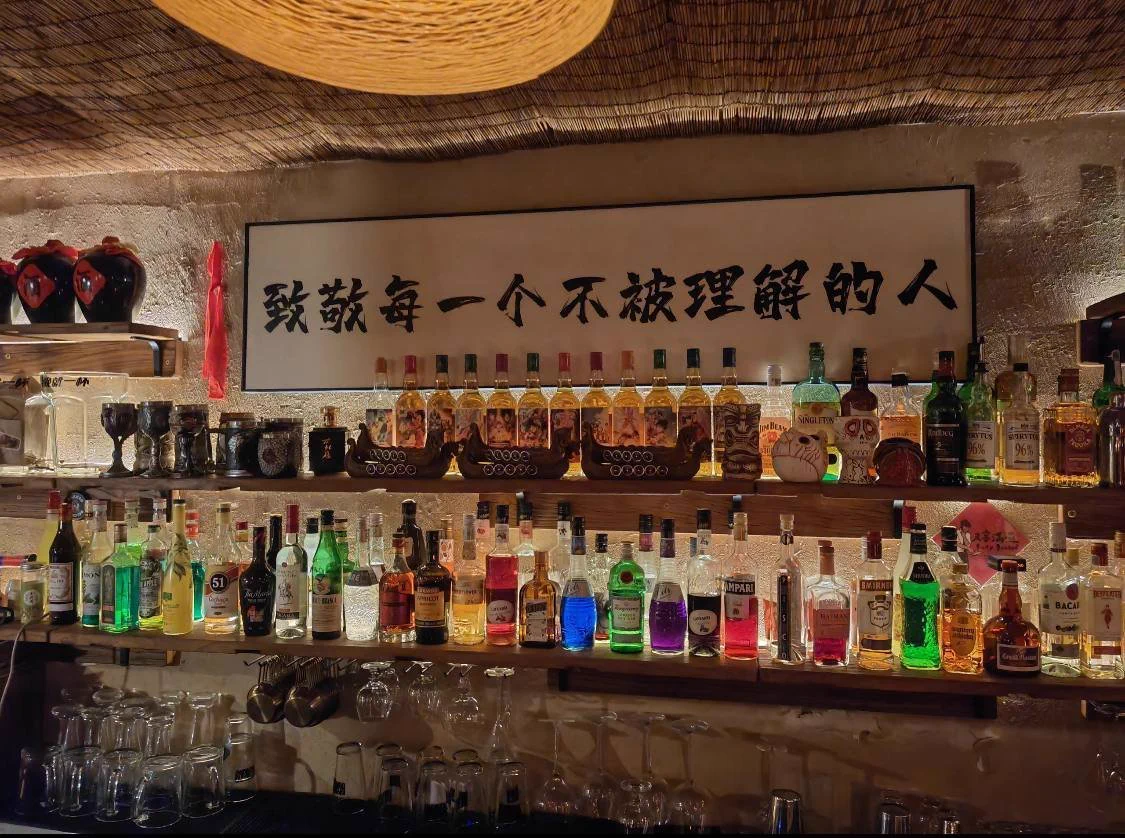 我不是爱喝酒，只是偶尔想放下点什么。女人一杯酒后，更真实，也更大胆。故事很多，听的人少，如果你刚好懂我的微醺，也懂我的欲望，那就——别客气了🍻 https://t.co/D5gdTgAftY