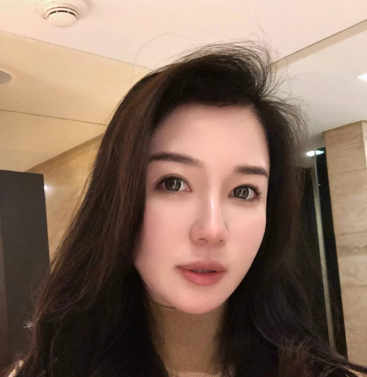 那就记录一下吧，大家好像都在等着看 趁着周末孩子在儿童乐园玩，去见了个推友。本来就特地脱了内裤真空穿黑丝去见他了，结果口的时候还是要我特地露出来屁股…男人是不是都很喜欢在镜子里看女人给他口的样子？ 感觉今年见了好几个粉丝了，不知道下一个会是谁，有种开盲盒的感觉…大家大胆点报名吧～