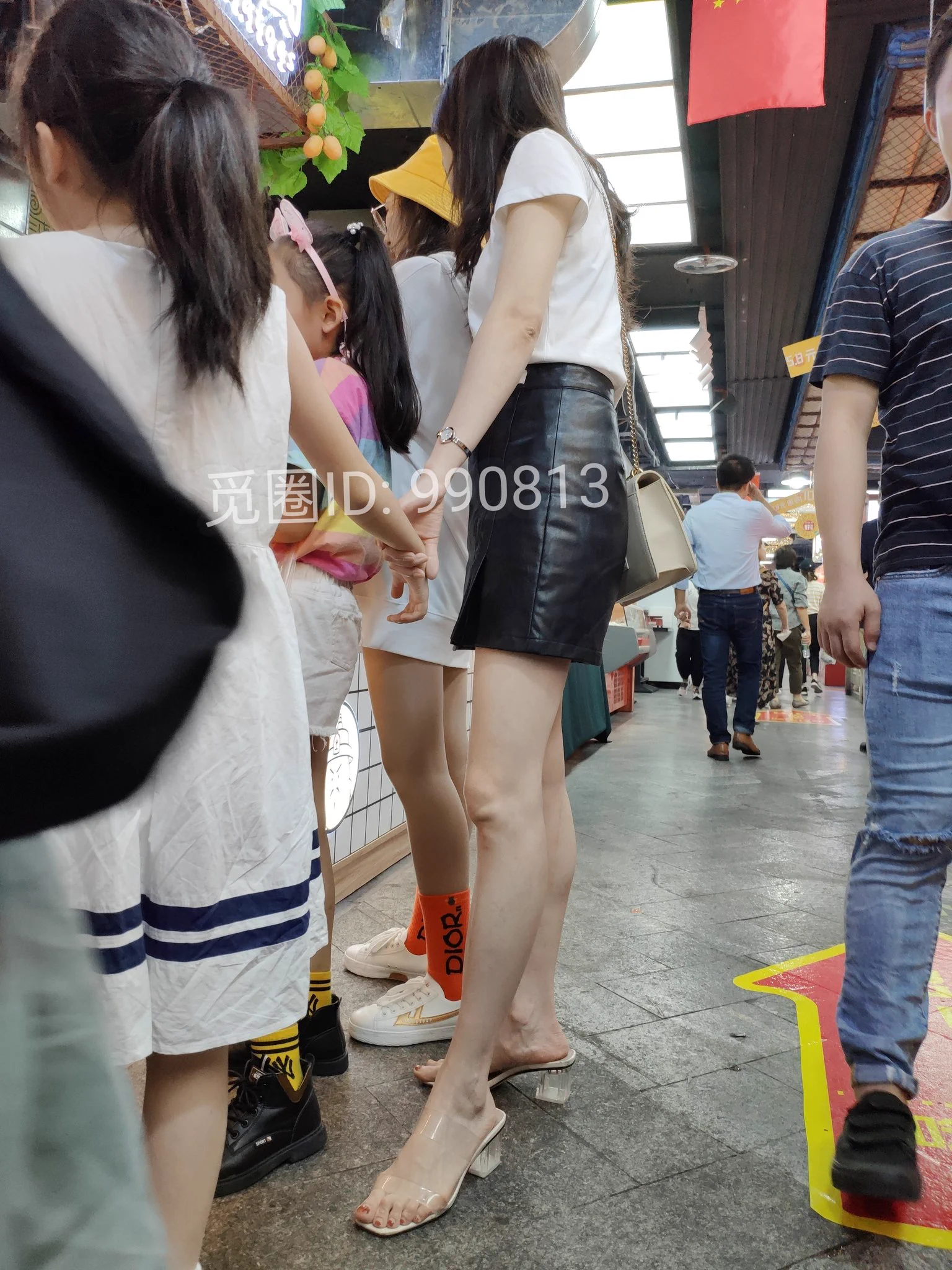 细白腿包臀皮裙小骚妇#人妻少婦 #街拍美腿 #街拍 https://t.co/ra1AVnLZ26