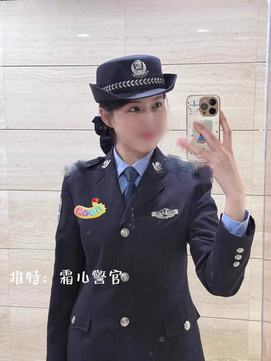 在警局是个努力工作的小女警，但不妨碍追求自己想要的刺激～刚刚来到推特还是要验证一下自己的，制服都没来得及脱，就被要求带着手铐，分开双腿展示给你们看了… 小穴是你们喜欢的样子吗，有没有想舔的～最近想试试在推特上约一次了，私信滴滴附近的优先哦… https://t.co/LRH5tESCaj