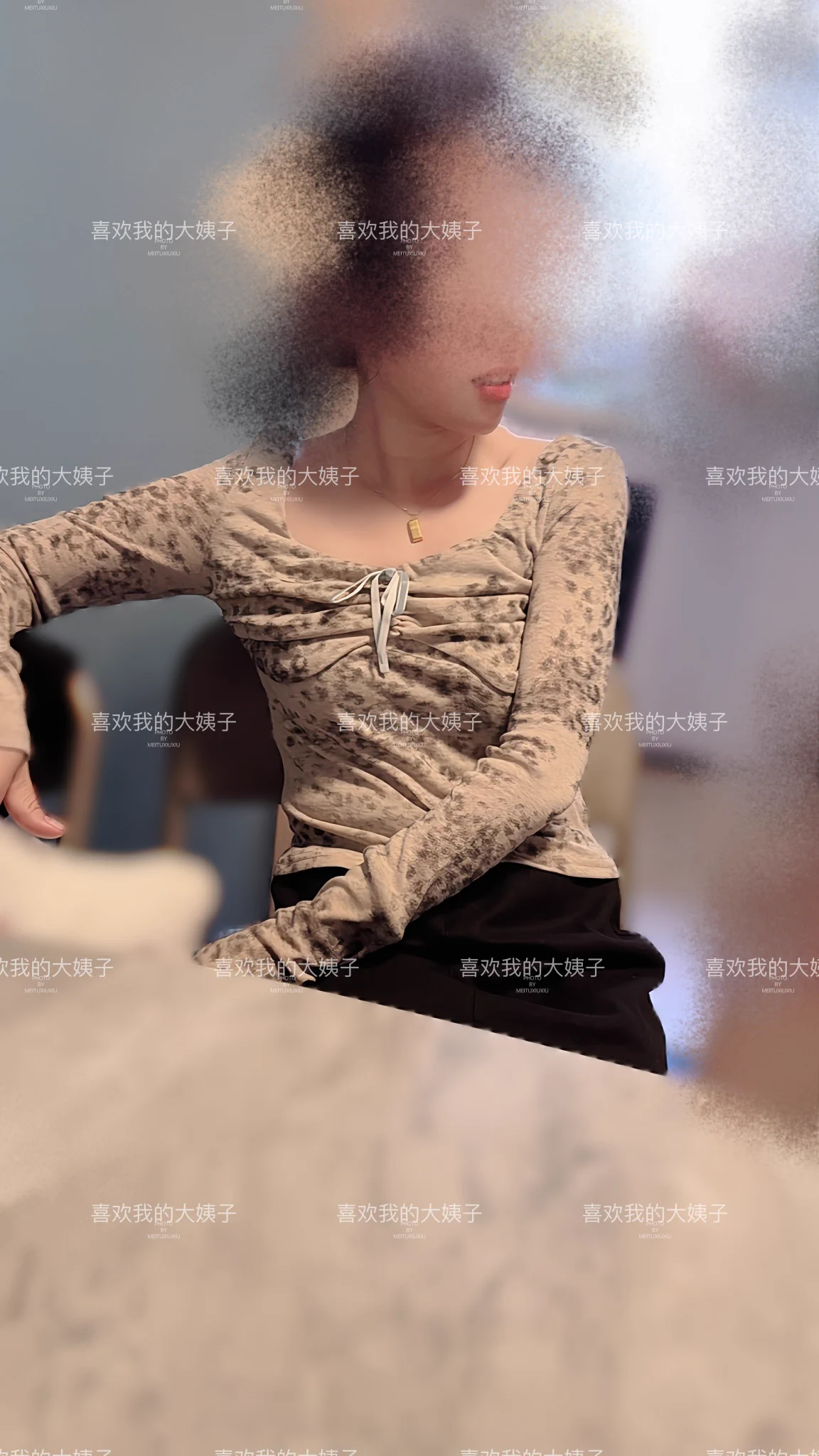大姐下班回家了，老婆在做饭呢大姐逗孩子玩呢，这不是重点重点是大姐今天居然穿了我前几天买的那款绫的吊带袜，就是图四的款，知道今天我回家，故意穿给我看的吧，这个骚货，今天穿着吊带袜上班在外面也被看一天了吧😂最近大姐上班都是坐地铁去的我都担心遇到公交痴汉了 https://t.co/C13tttj1NA