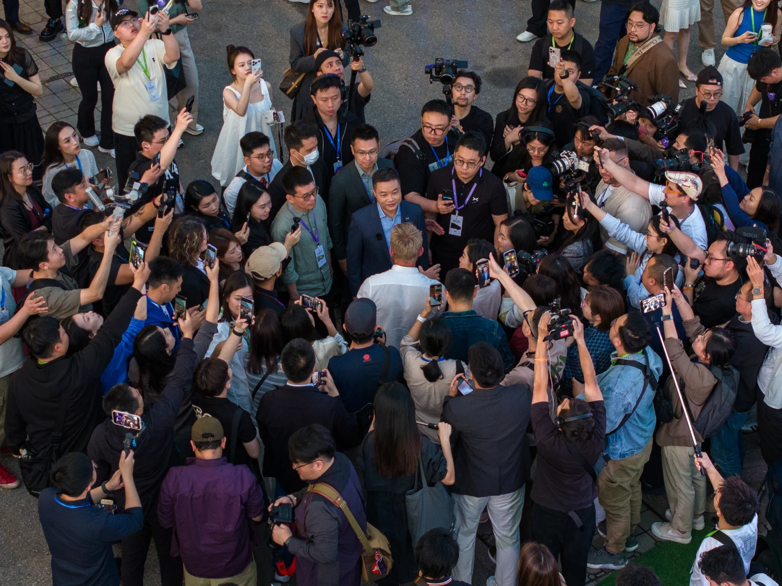 Last night, Victoria Harbour shone brighter with global smiles and shared passion. The evolved Global Flagship XPENG X9 officially set off on its global journey. Packed with innovation and sincerity, we hope this smart ride finds its way into more families around world.#XPENG https://t.co/3r6cS2reZm