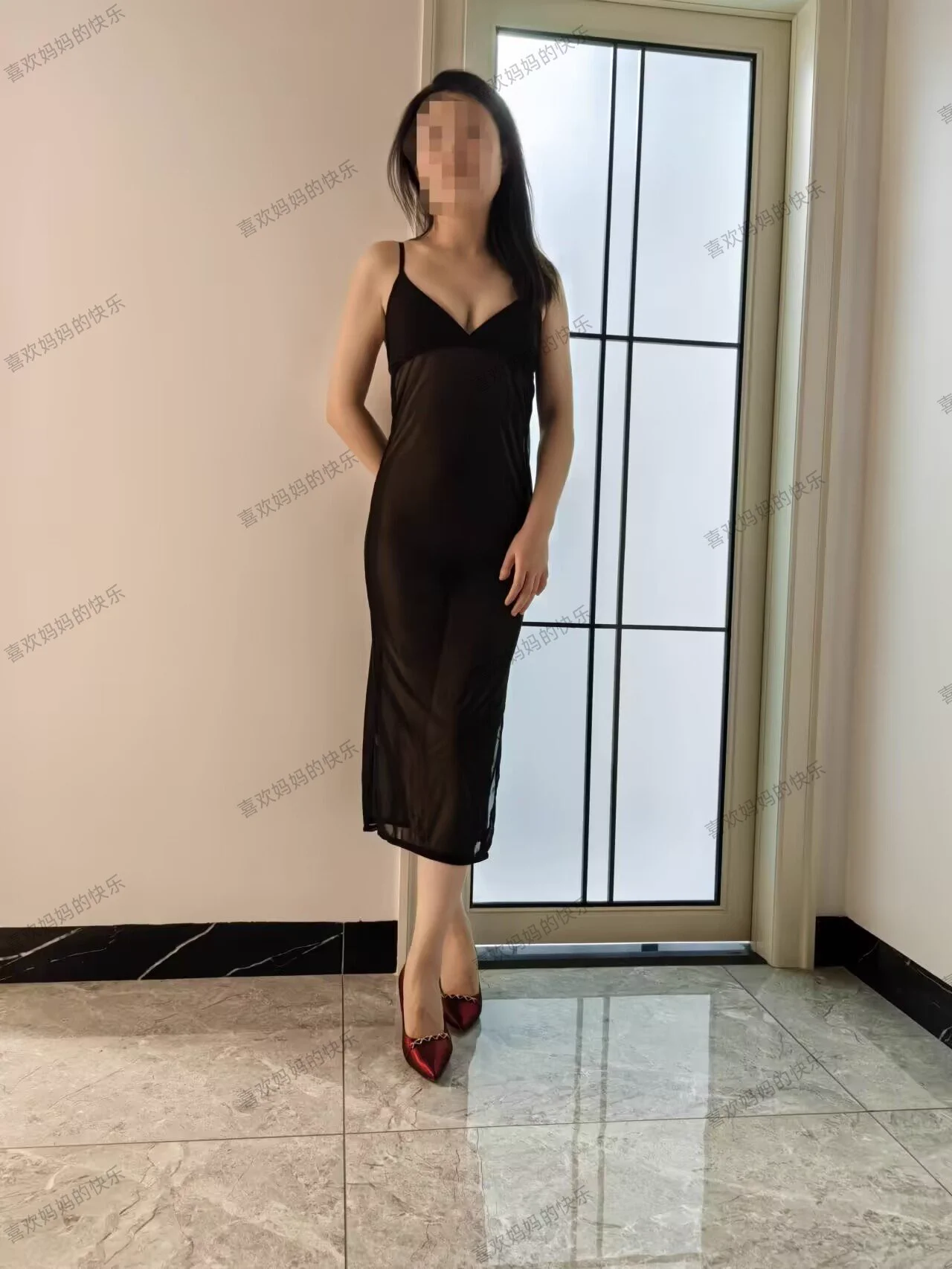 这两天少妇偷偷发信息，亲戚结束了，欲望强烈，逼里总是湿湿的。她老公最近出差去了 ，我去人妻家里，人妻穿着透视裙没有穿内裤为了我开门，看到心潮澎湃，鸡巴硬邦邦的，晚上就想着和人妻玩点刺激的想着带人妻出去野战一下，就开着车来了一路荒路上，让人妻给我口，当时既刺激又兴奋，第一次这么拍。 https://t.co/4xZ7MgrgAi