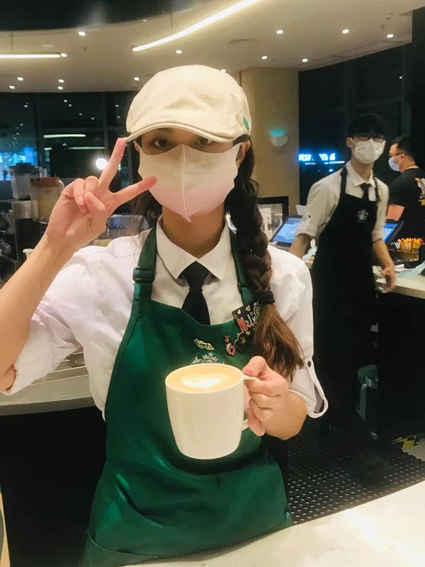 最近的毛发感觉有点枯黄，可能是太久没受到滋润了吧 https://t.co/2kjHvK9Wcw