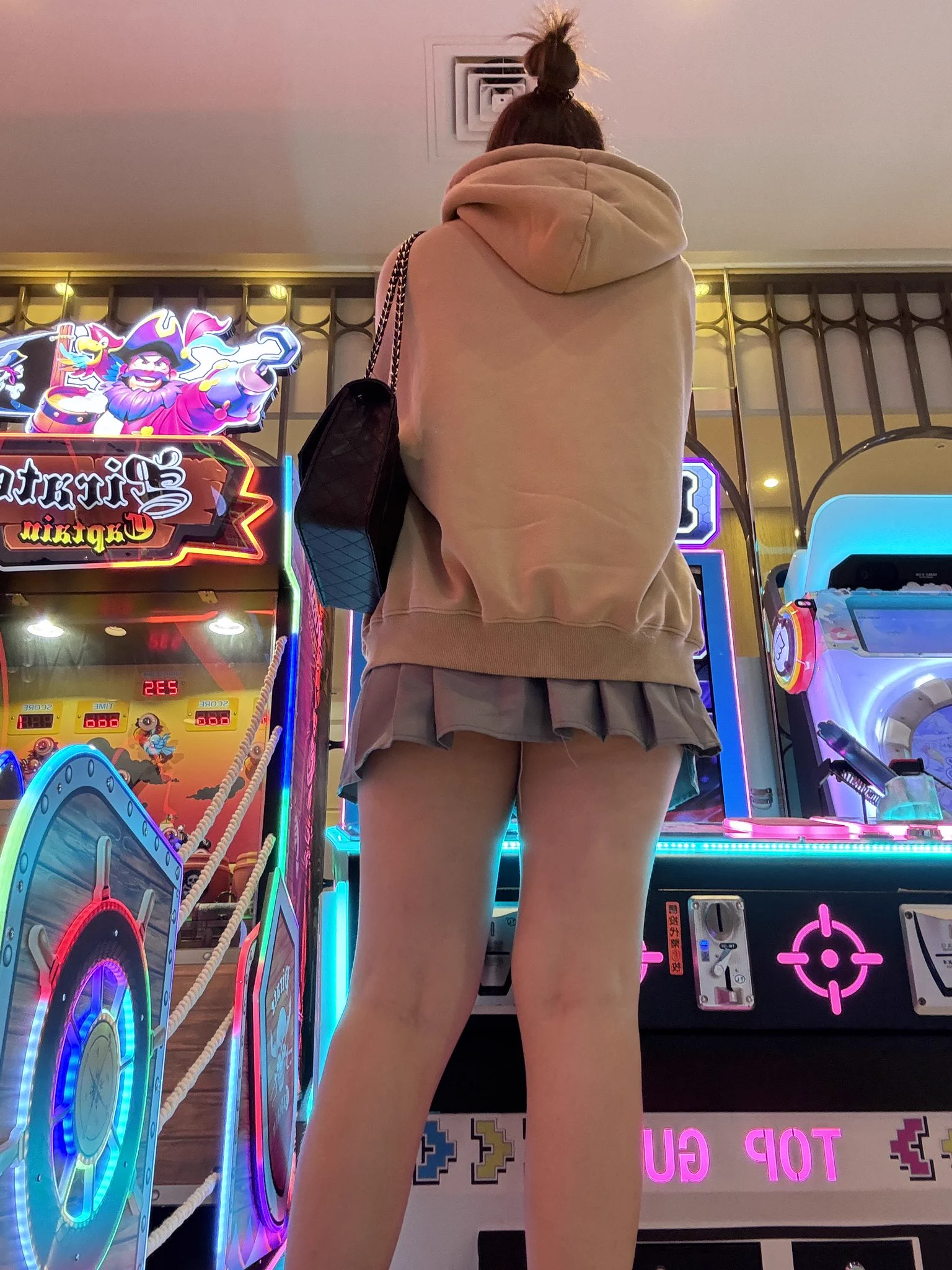 認真在玩遊戲，但有人好像在想別的事？🧐 https://t.co/oi51Batju7