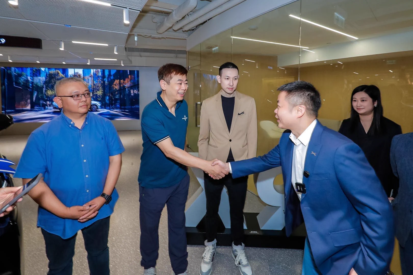 Just delivered 3 XPENG X9s at our Tech Experience Center in Hong Kong yesterday. The owners loved the rear-wheel steering—perfect for weaving through narrow city streets.We're rolling out more hypercharging stations soon. Next year, a coffee break = a full charge.#XPENG https://t.co/fZtm5afDmt