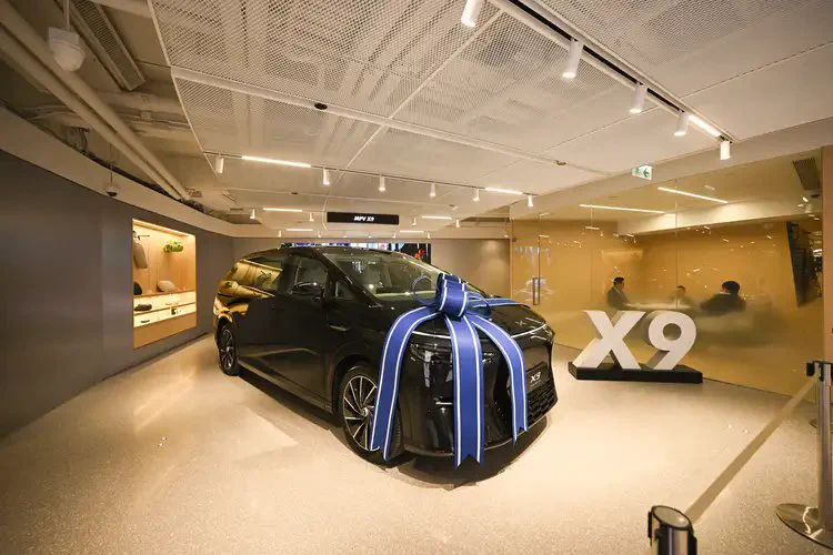 Just delivered 3 XPENG X9s at our Tech Experience Center in Hong Kong yesterday. The owners loved the rear-wheel steering—perfect for weaving through narrow city streets.We're rolling out more hypercharging stations soon. Next year, a coffee break = a full charge.#XPENG https://t.co/fZtm5afDmt