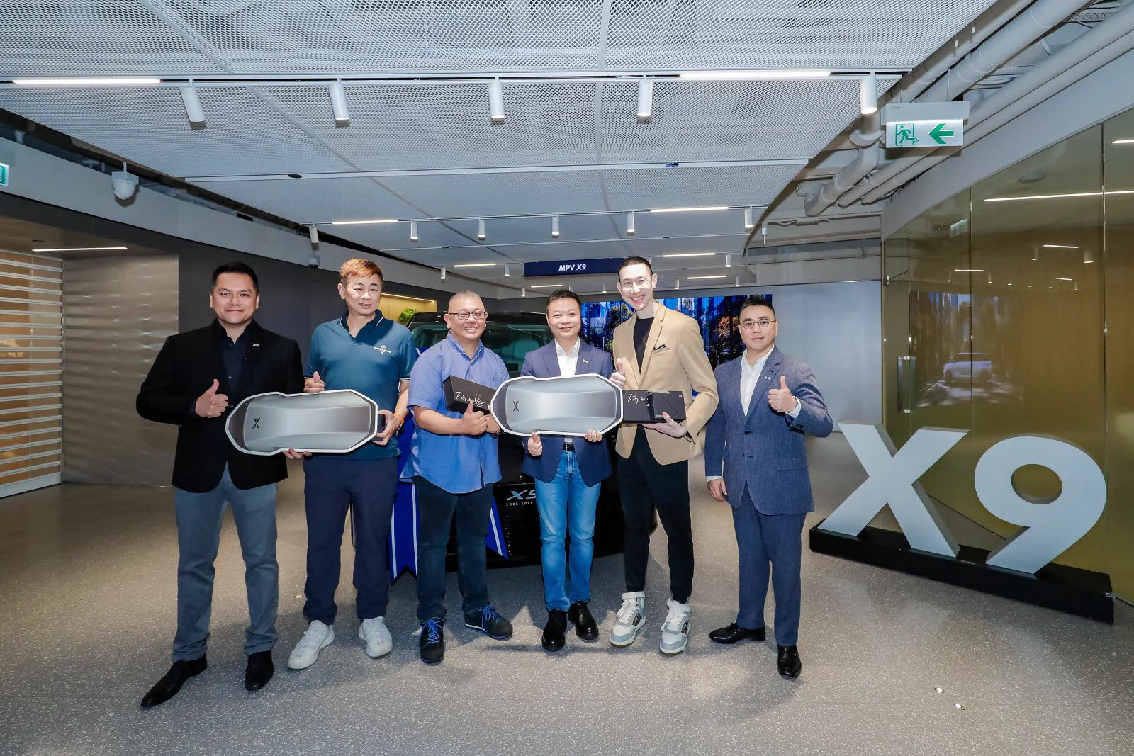 Just delivered 3 XPENG X9s at our Tech Experience Center in Hong Kong yesterday. The owners loved the rear-wheel steering—perfect for weaving through narrow city streets.We're rolling out more hypercharging stations soon. Next year, a coffee break = a full charge.#XPENG https://t.co/fZtm5afDmt