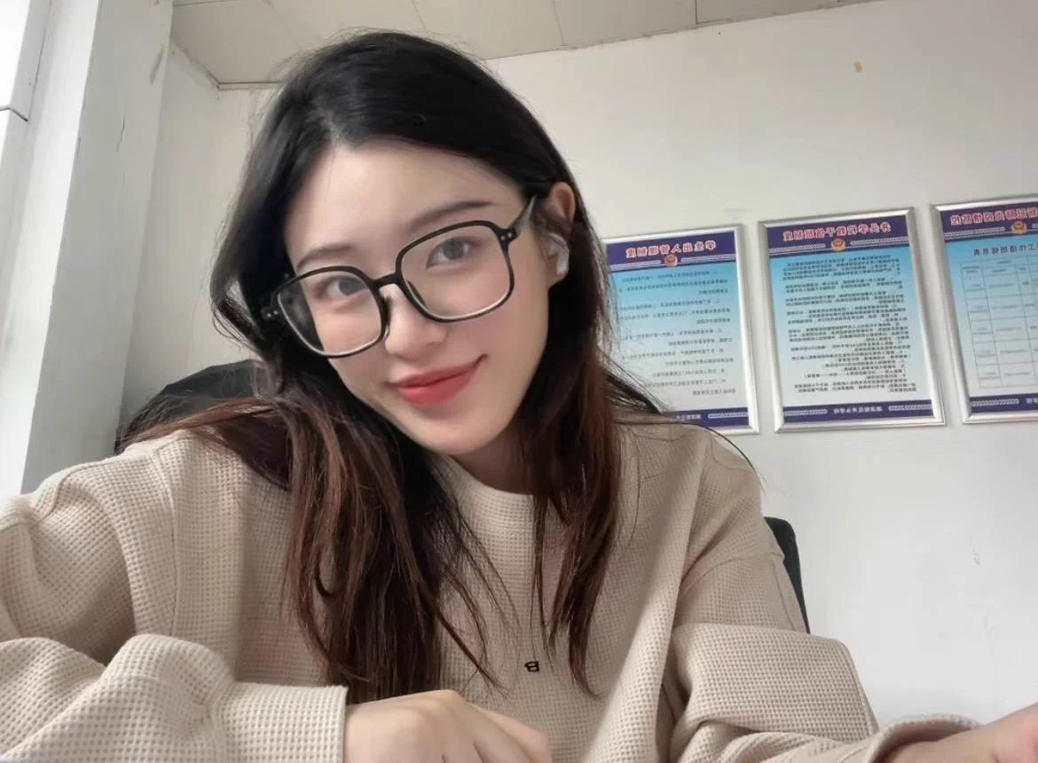 一直撩老师说想后入老师。 老师的姿势已经摆好，来吗？主页有我联系方式，欢迎来后入🥰 https://t.co/NdsPA4agUA
