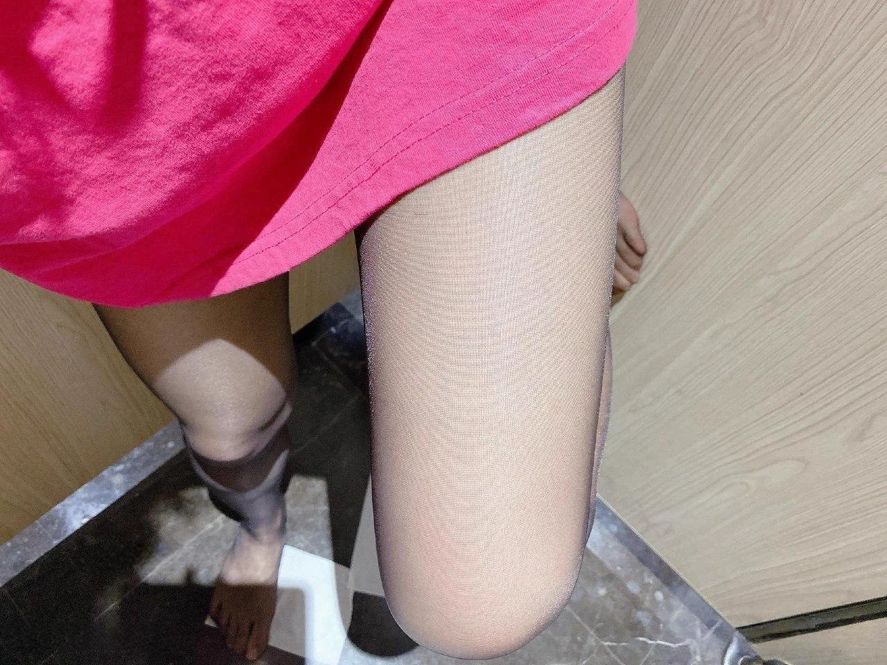 老婆很听话，在商场洗手间就开始拍上丝袜脚了。这个足底怎么样？ https://t.co/8nmnVON3gC