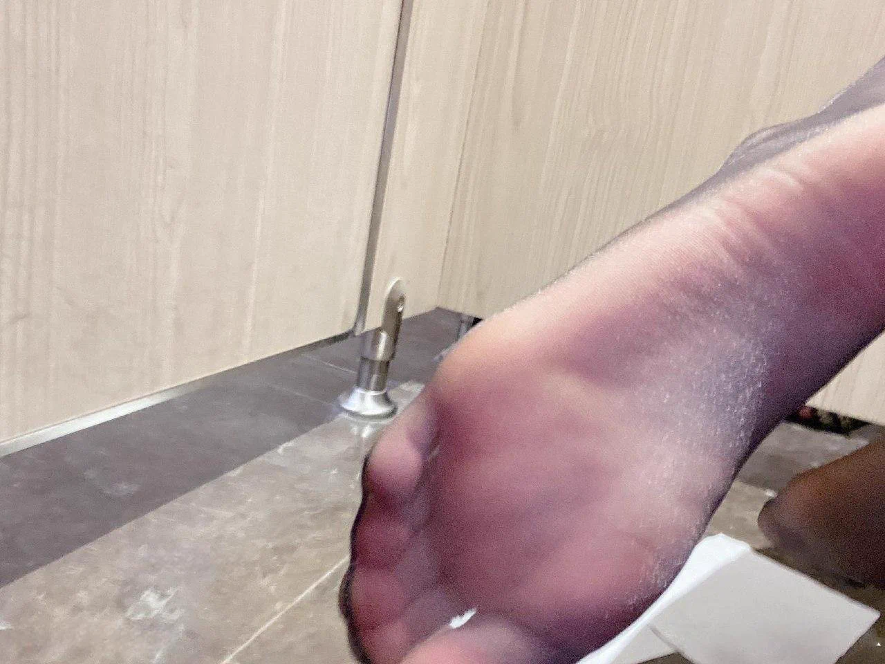 老婆很听话，在商场洗手间就开始拍上丝袜脚了。这个足底怎么样？ https://t.co/8nmnVON3gC