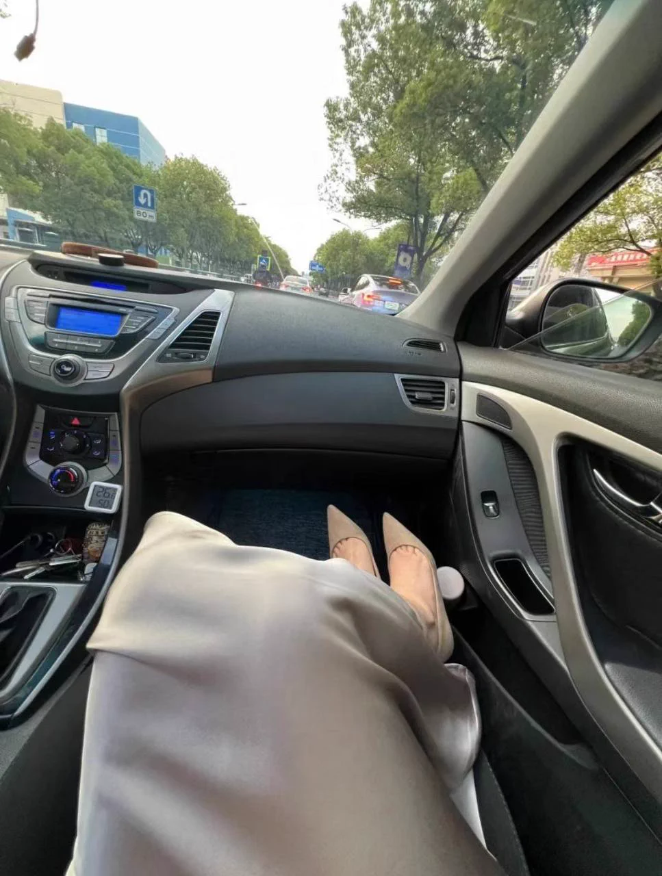 办公室的这些男老师多少有点色，从上班到下班没事就盯着我看，且还勾搭我。估计就是想凿我... https://t.co/VE50NQmR4F