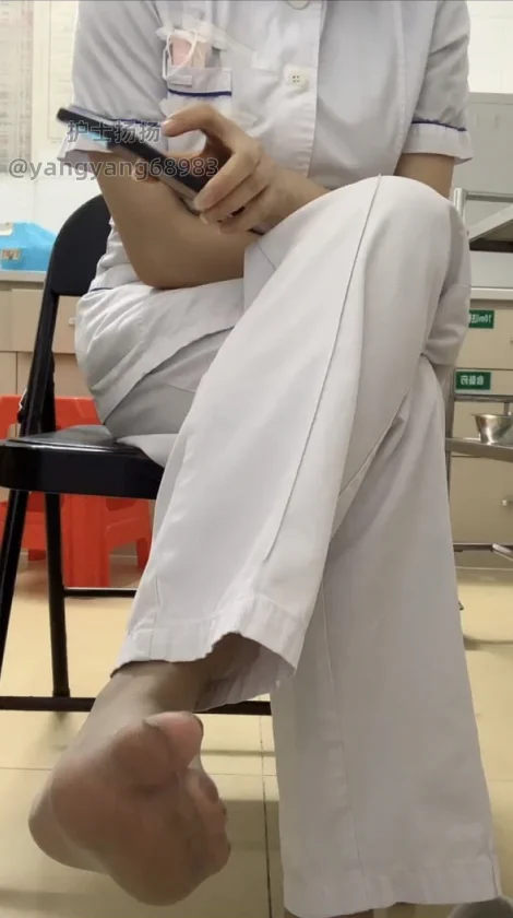 一个已婚少妇能有什么坏心思呢！单纯就是在办公室拍拍腿和足底，看看有没有人想来舔罢了～ https://t.co/sPvEhzMJaD