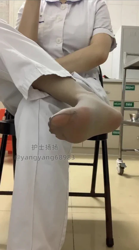 一个已婚少妇能有什么坏心思呢！单纯就是在办公室拍拍腿和足底，看看有没有人想来舔罢了～ https://t.co/sPvEhzMJaD
