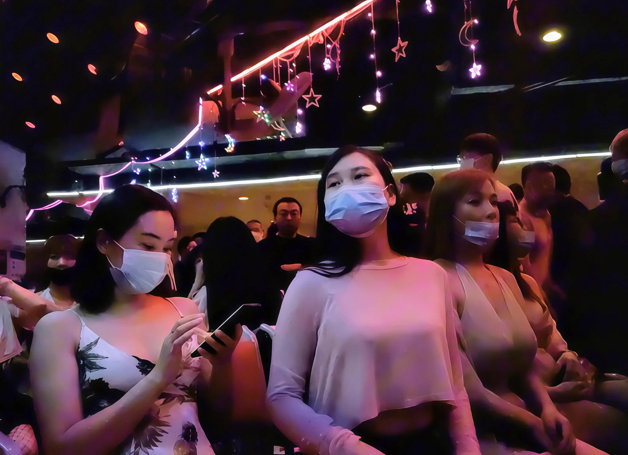 奶子随便摸,逼也随便扣:上海老哥浙江嘉兴砂舞厅的淫乱纪实报告。老哥金手指扣B太厉害了,沾了一手的淫水。 https://t.co/w2X4QjUJ0i