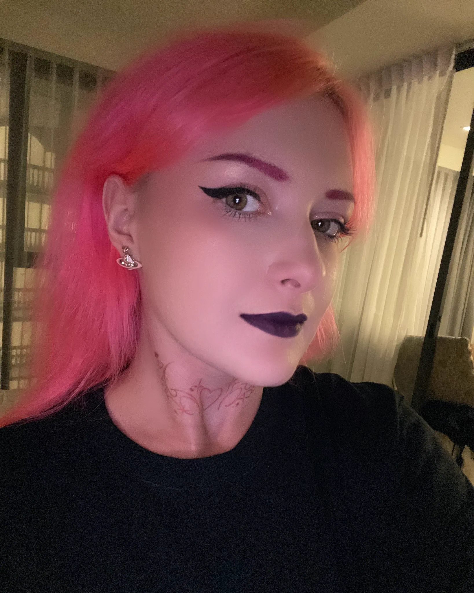 Blonde hair with black streaks or pink hair with black streaks? which do you think would suit me better? https://t.co/RNJMOZ0BYr