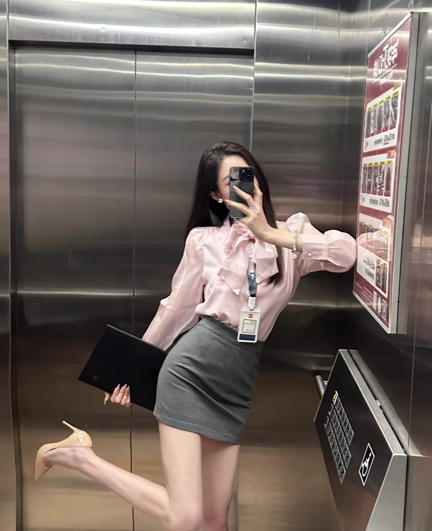 #办公室 #黑丝制服 #黑丝ol #社死 #真空无内 今日份穿搭，哈哈，这算反差吗 https://t.co/ZohBhjtDGZ