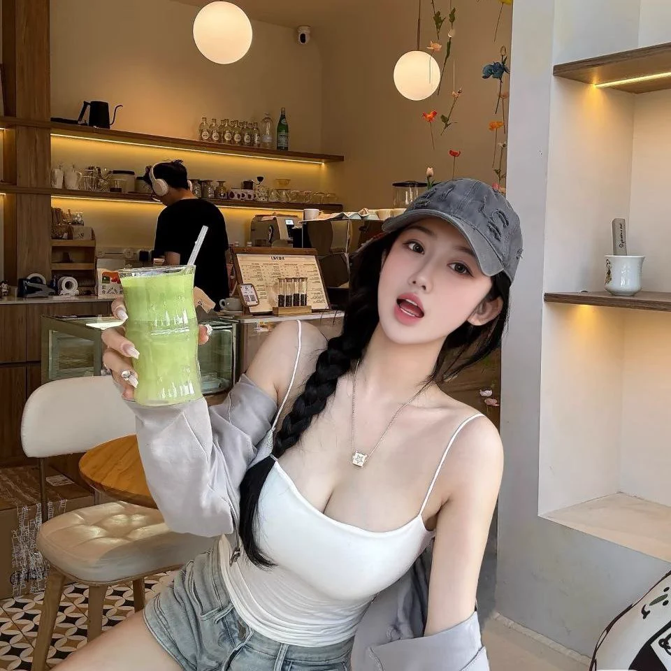 下午请假翘班，和闺蜜出来逛街嘻嘻，突然想了一个玩法，以后粉丝们想让我穿什么都可以说哦，我尽量满足每一位喜欢我的人。 https://t.co/UNXHCORDsm