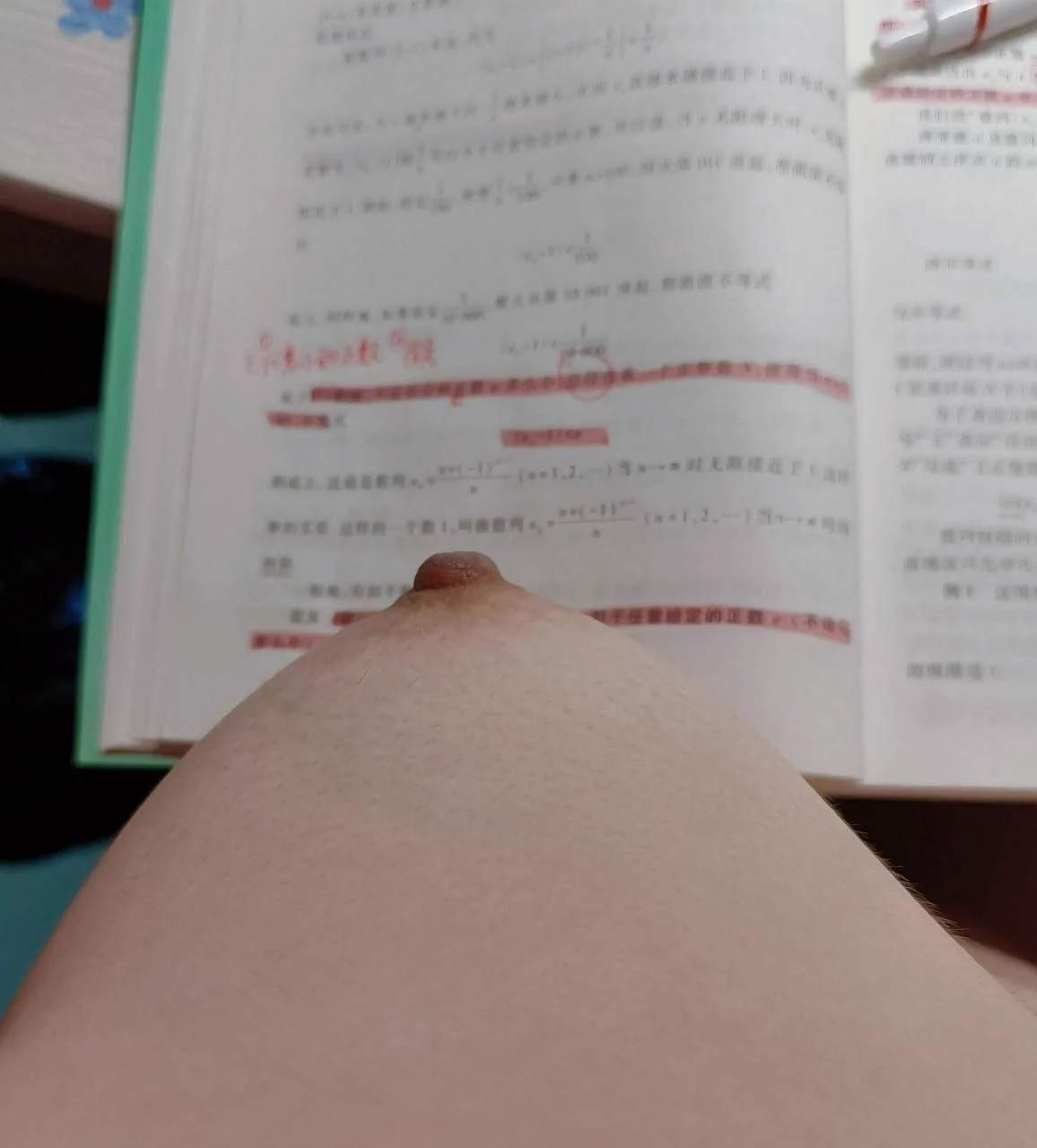 你们都看腻了普通的读书视角吧？这次给你们来个奶头看书视角！粉嫩的乳头就在书页边上晃悠，有没有想把头凑过来，轻轻吮吸一口的想法呢现在超想认识那种懂冷暖的知性大叔，比起做爱的激情，我更沉迷前戏的调情和被宠爱的感觉～点赞➕私信报名，附近可约~ https://t.co/e22MZP19Q1