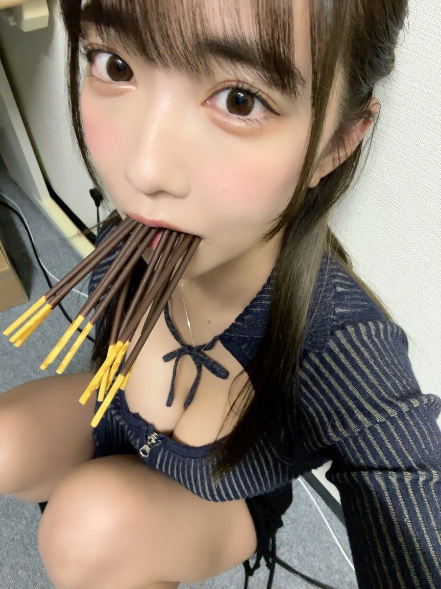 ポッキーはこうやって食べますっ！

1本じゃ物足りないもんー https://t.co/v65tULDZRC