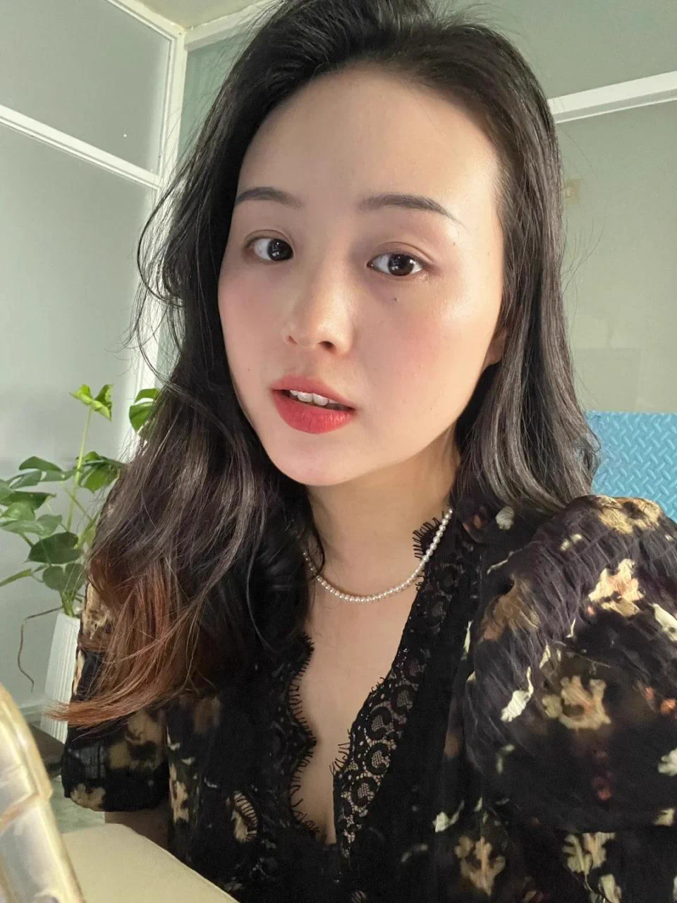 好像平时确实太正经了，只有放假的时候才是真实的自己… 可以没有工作，没有孩子，只做一个普通的女人…要不链子捧给你来牵吧，有人想接过去吗～ https://t.co/7vXkVFcHzw