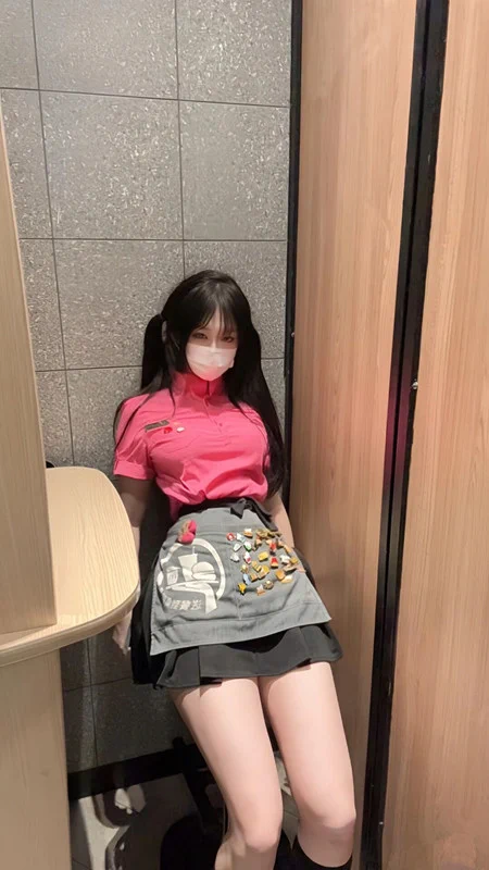 有没有哥哥敢掀起麦麦的小裙裙，看看麦麦有没有穿内裤😂 https://t.co/YNB4GGrHtq