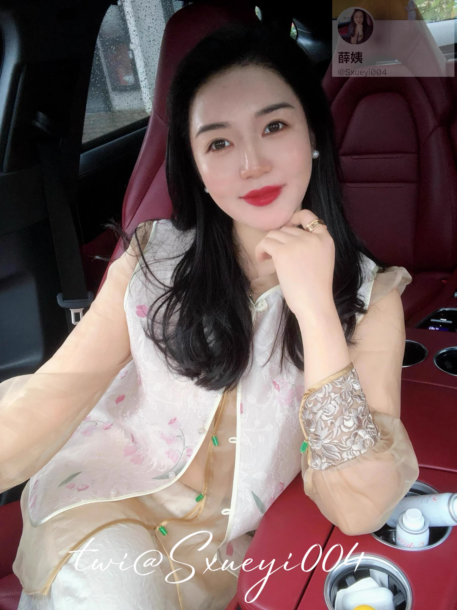 都说丰乳肥臀很配旗袍，今天你们是不是发现了…穿着新做的旗袍，特地趁着假期见了这个粉丝，旗袍之下是真空穿着的丝袜，感觉有一种独特的淫靡。肉棒抽插的时候，忍不住要叫出声了… 不过来推特就是为了释放内心，这次的体验还是很满意的。假期期间姨还希望还能见到几个粉丝，私信可以报名～ https://t.co/pykQUzLAkR