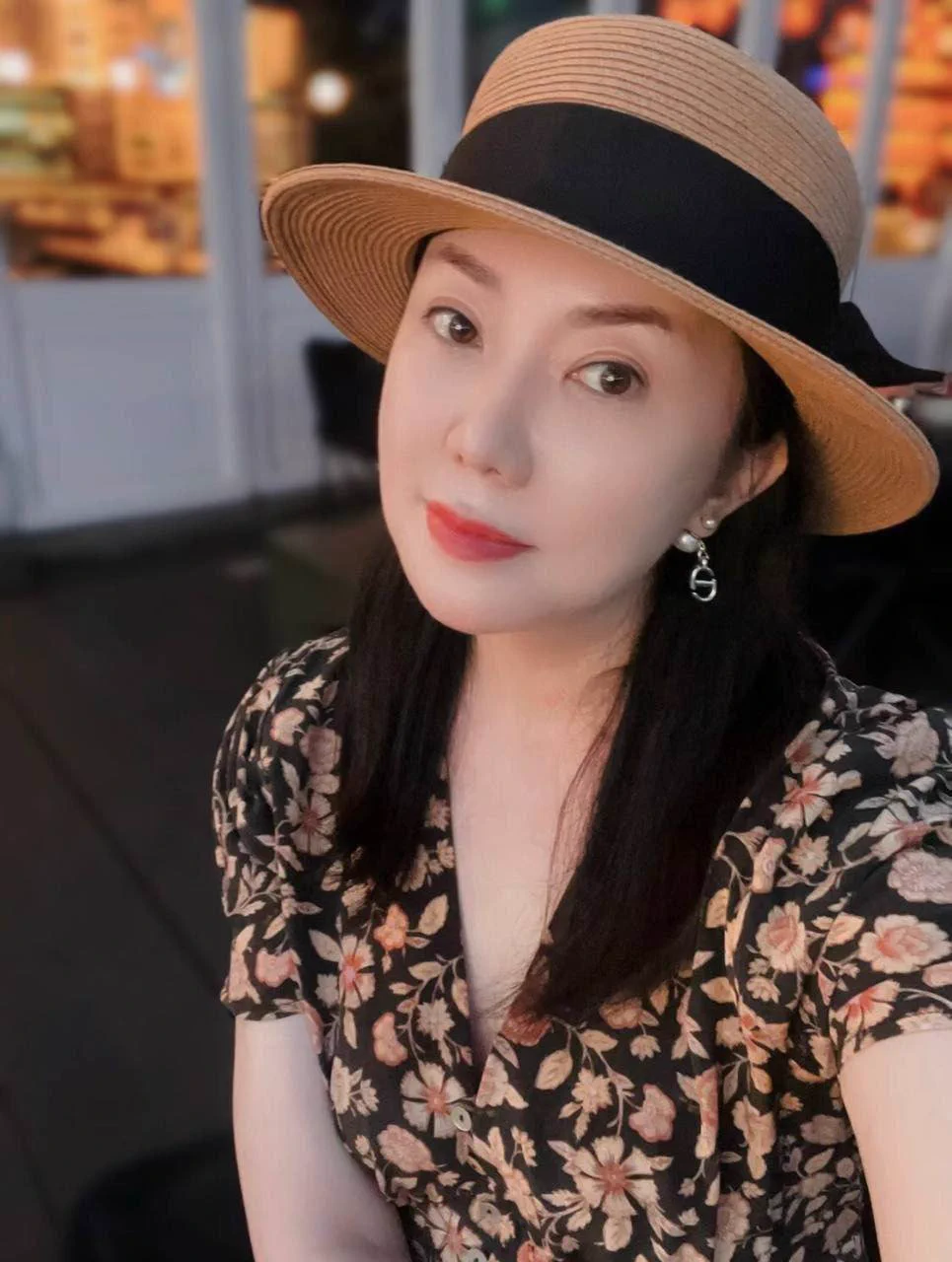 五一的时候，好像大家都出去玩了，而平时热闹的地方反而没什么人了。而我好像特别喜欢在这个时候独享喧嚣中的宁静～就是天气太热了，丝袜里都是汗…想当众脱掉又不太敢… 不过既然来了推特，也该大胆一点吧。下次试试外面脱掉内裤，当面送给一个粉丝怎么样～ https://t.co/0XXDYmksuY