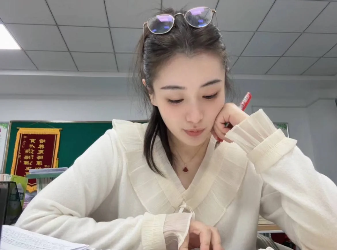 一直撩老师说想后入，我也有点想🥰老师的姿势已经摆好，五一节假期有和老师劳动的吗🥰可线下交流，联系老师电报tghttps://t.me/hmp63981没有电报私信小号看到必回@SheriIrvin71201#老师的放纵假期 #同城附近优先 #反差cos ### https://t.co/Qh0mqb3r37