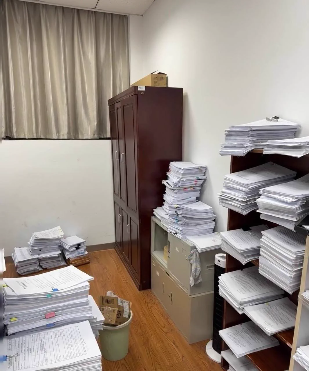 五一家人们都在讨论去哪玩而我老早都得起来处理点工作的事，还好早点忙完了。赶紧离开这办公室，。。。。回家回家，约粉去，哈哈哈哈 https://t.co/7gaRpS7RFv