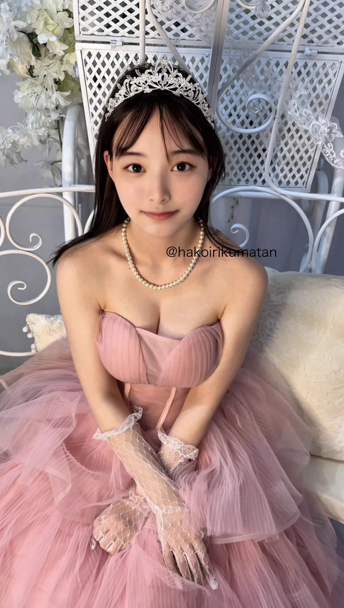 正直、初めてウェディングドレスを着たとき、鏡に映る自分が本当に夢みたいで、ちょっと泣きそうになりました😢ずっと憧れていたドレスに袖を通した瞬間、現実なのにまるで夢を見ているような、不思議なドキドキが止まらなかったです...。みなさんが『夢の中でウェディングドレス姿の私と出会ったら...』きっと特別な気持ちになってくれるはず…そんな想像をするだけで、私の心もときめいちゃいました🥺💕その特別な時間を、みなさんの毎日に小さな“夢”として届けたくて、ガチャというかたちで表現しました。みなさんの日常に、少しでもトキメキが増えますように☺️💍✨
