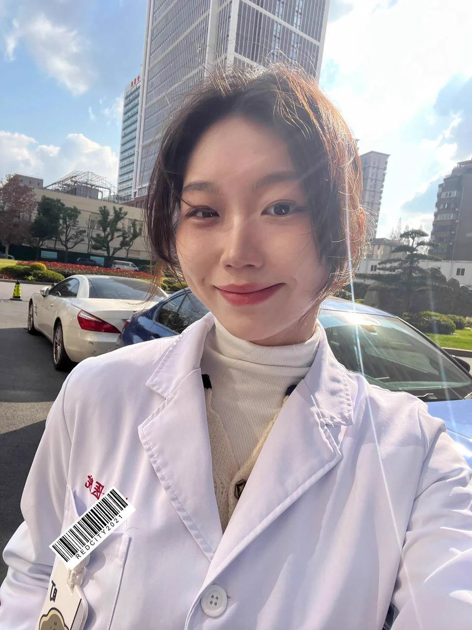 白色制服勾勒理性轮廓，指尖划过病历单的弧度，是严谨和柔和的交汇。潮水漫过沙滩的曲线，贝壳在月光下半开。你听见风说：'退潮前的每一秒 都是永恒的褶皱'私信 评论...赠皮下注射‘晚风散步’1次#反差 #女医生 #性感魅惑 https://t.co/8vlVgj51J2