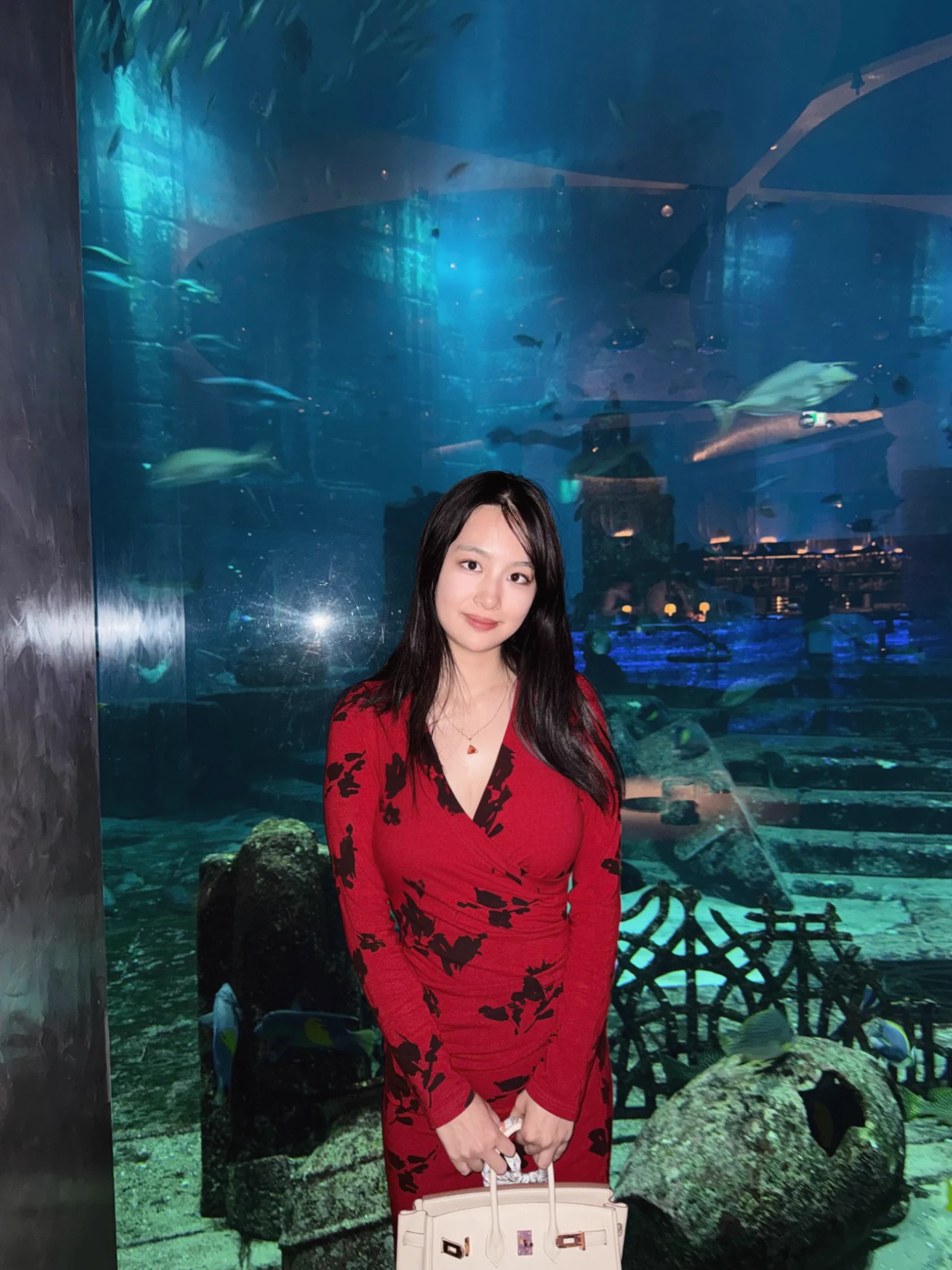 线下见面最烦的就是不停说自己认识很牛逼的xxx，报一堆人名给自己抬咖。对方认识你吗？还有谁之前孵化过我，我咋都不知道😂今天在亚特兰蒂斯跟姐妹边看鱼群边吃米其林，幸福了！！ https://t.co/ZbQ2ZwAFyJ