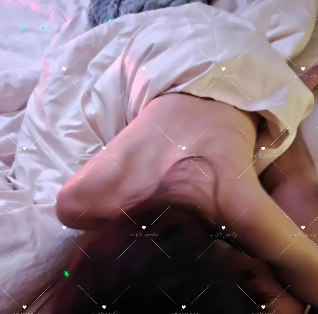 好久不见，有没有想我？因为是被包养了，所以没有怎么好好上线呢，也是又有了新主人的小母狗啦~睡觉也被捏胸摸下边的快感谁懂呀~还是喜欢多人的刺激，还是那个淫荡的小母狗，也还是平时的“女神”，主人背后的小奴，还是很享受这样的感觉~嘻嘻~谢谢转发@tbzt2024 @wqganenshi_ @007share@006share https://t.co/Za8U7TrwxQ