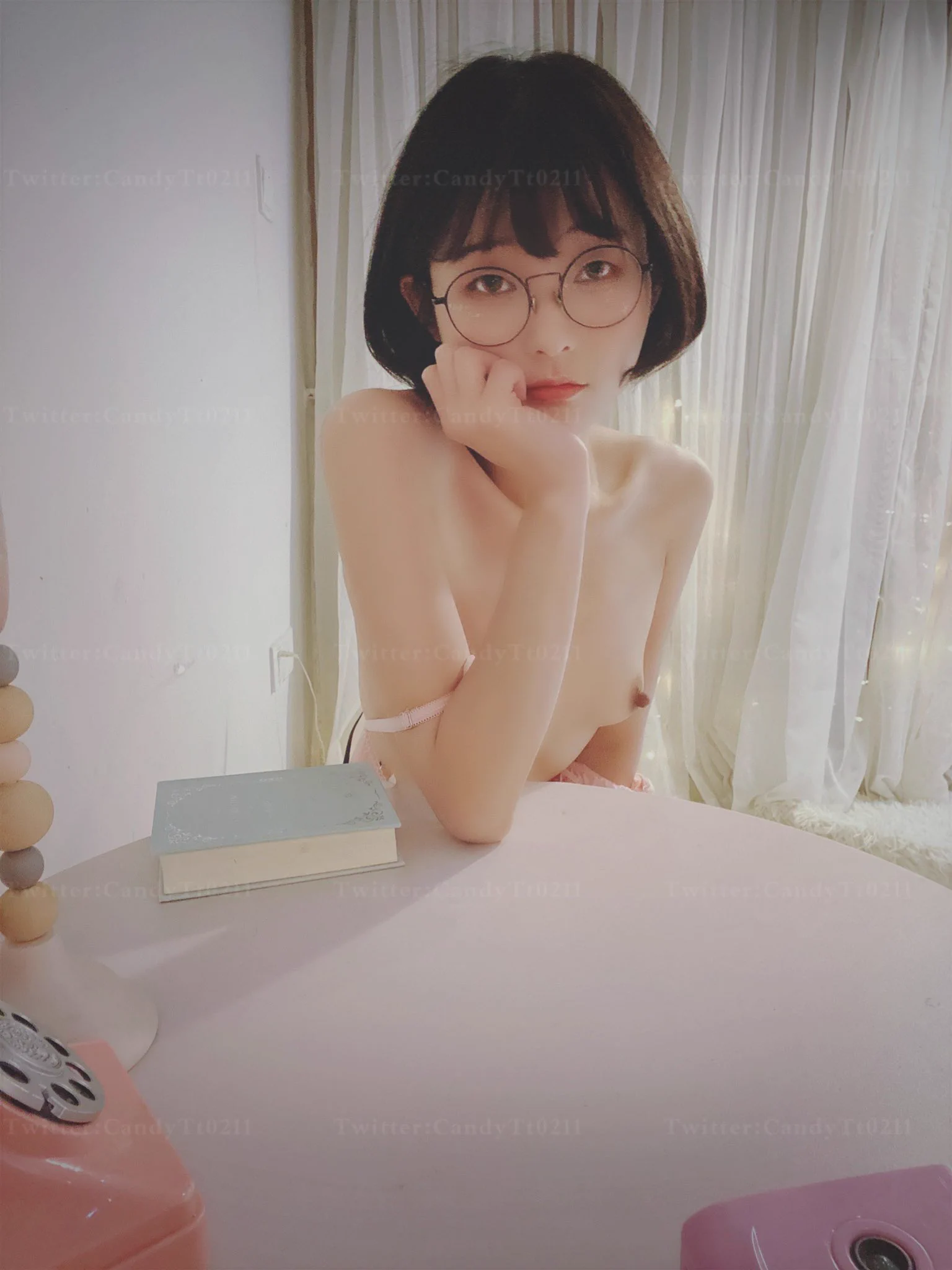 我的床不大也不小，加上一个你刚刚好#贫乳 #反差女 #短发 https://t.co/PCKqhOKTIo
