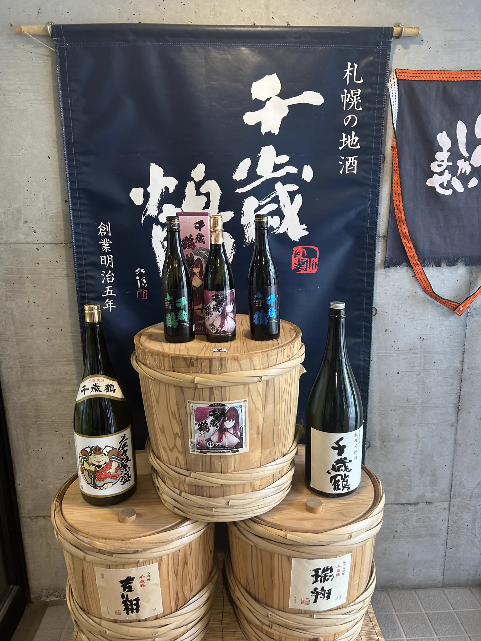 そして、入り口入ってすぐのところにコラボ商品と、店内に 尊みを感じて桜井様のサインを飾らせていただいております🥰🥰こちらは本日から展示しておりますので、コラボ前にもお近くの方はぜひお越しください🙇‍♀️🙇‍♀️#アズ旅 #アズールレーン https://t.co/IMYo4fnYFo