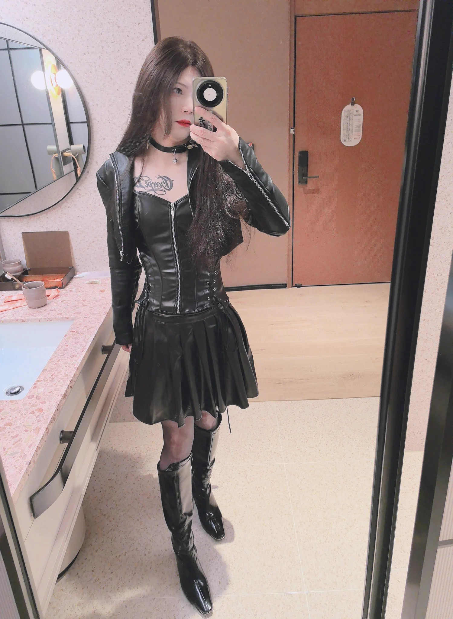 冷媚@lengmei111 ，皮衣黑靴子，平日里给人一副高高在上的感觉，用铁链子遛狗，用高跟鞋让狗舔鞋底。屌丝得不到的女神想不到却也是金主的玩物，卑微的趴在金主脚下，不但要伺候金主，还要把人妖姐妹一同伺候好。真是绿帽爱好者的福音。我不多说，有这些性癖的好兄弟快去冲！！！ https://t.co/yRIVE3RQb5