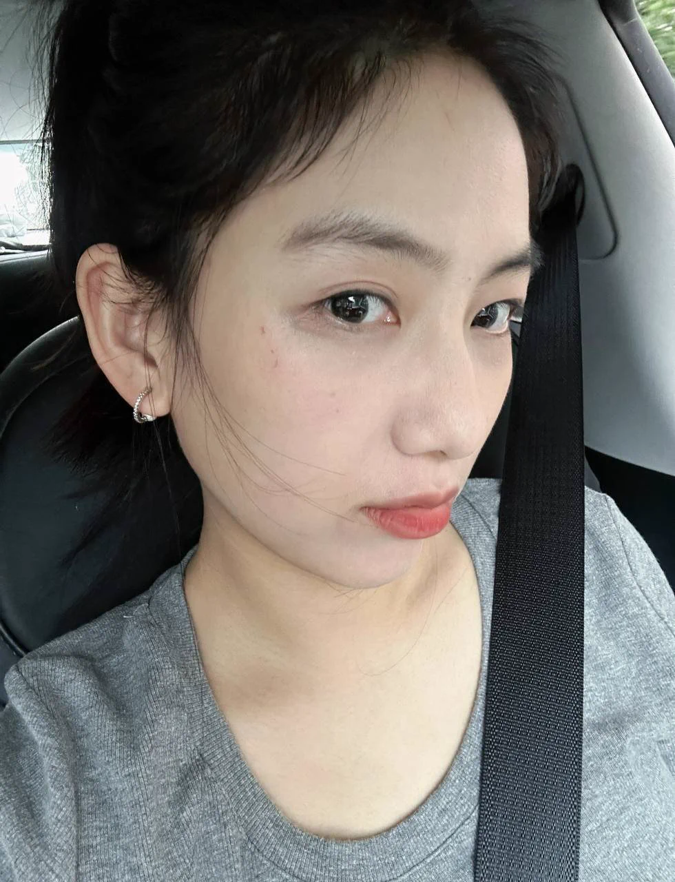 昨天发了出去玩在后车厢躺着的丝袜照，结果粉丝们都要我继续发… 那今天换个不同的露出方式吧～景色很美，但好像屁股更美…是不是很适合后入～ https://t.co/i7P87aY1xU