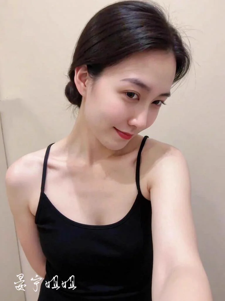 趁着假期见了个粉丝，分享给大家看看。这算是姨最喜欢的姿势了，被肉棒磨着下面的时候，有种酥麻的刺激感…另外很多人说姨长得还行生活里不难约到，其实就是生活里显得太温婉正经，根本没人会来搭讪，也是很尴尬…希望在推特上释放自己吧～ https://t.co/d9ebcKykfM