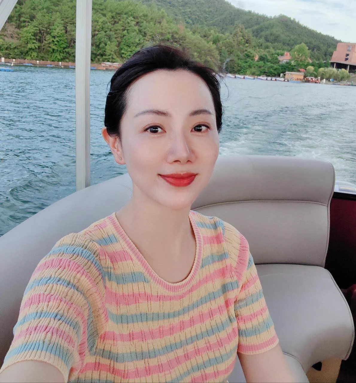 假期约了个粉丝出来游玩，谁能想到光鲜亮丽的衣着下藏着一颗淫荡的躯体呢？不止是我，似乎成熟女人都是如此，这是反差，也是属于我真实的一面～用这样的姿势口，这应该是每个一个男人都想要的吧？ https://t.co/jqIU7KBimY