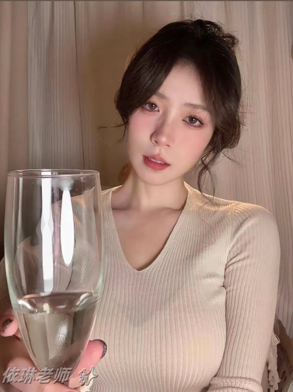 都说成年人的浪漫是一场微醺，不过昨晚好像喝的有亿点多…其实老师也希望这个时候有人能拍拍后背，因为不管看着多独立的女人，内心里都是需要体贴的吧～ https://t.co/KJzl9Qnaos