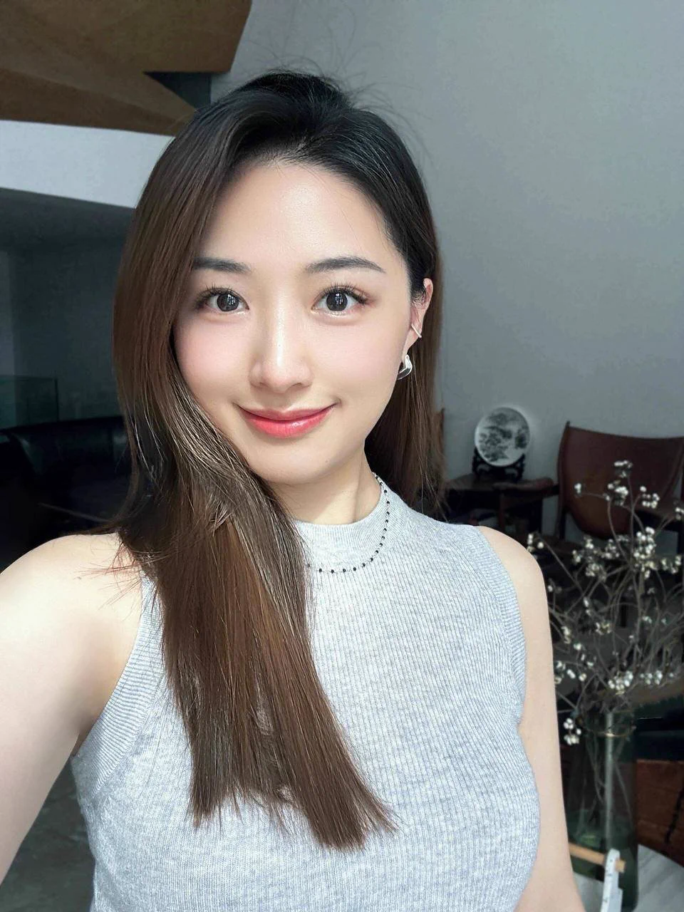 这么热的天还穿了丝袜，属实是有点不明智。感觉内裤都被汗水浸湿了…突然想问问，你们会喜欢黑丝还是肉丝多一点呀？ https://t.co/hv3NDDxa9q