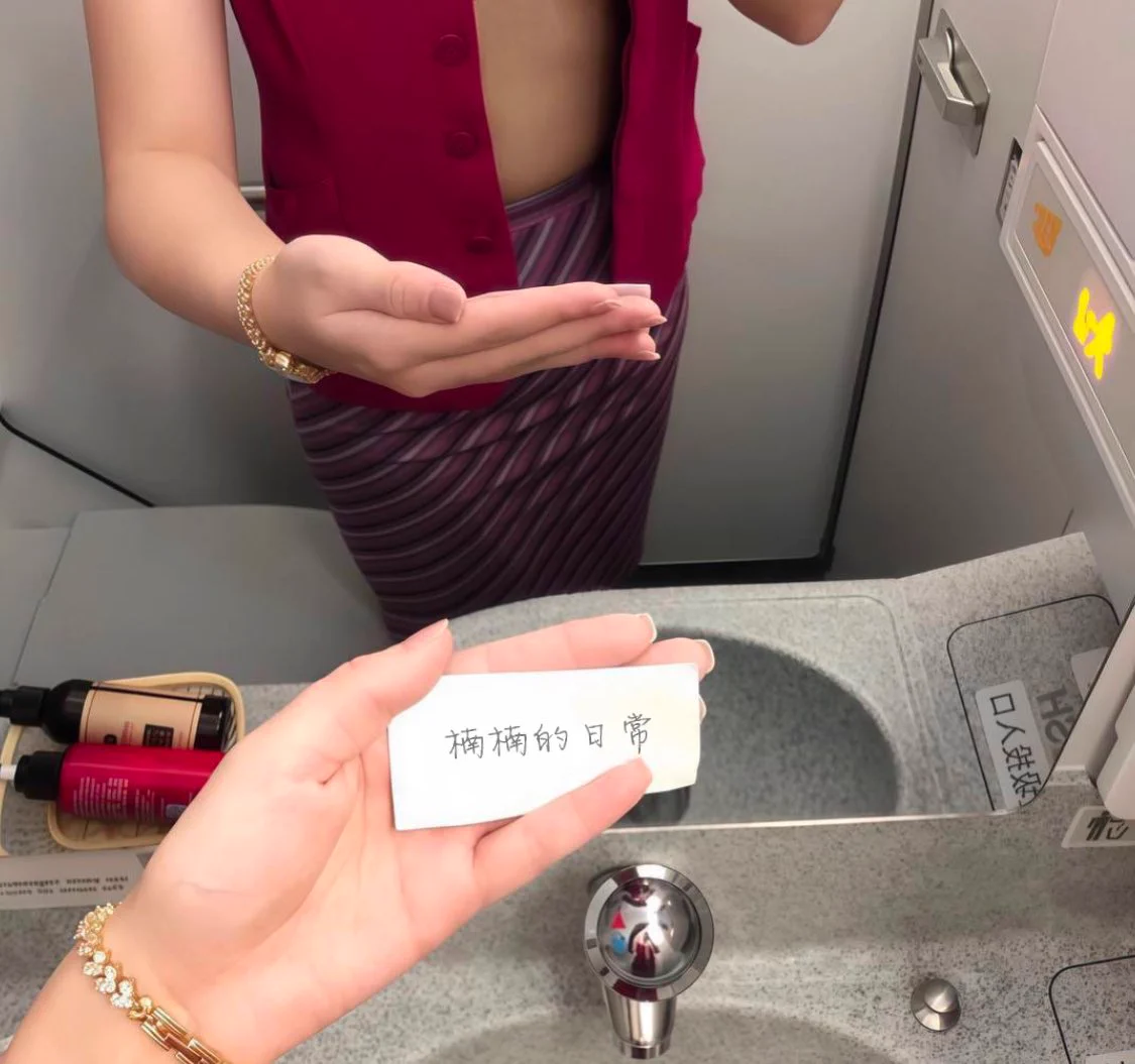 今天心情不错，偷偷在洗手间里自拍一下。天气逐渐炎热，感觉忙了一会儿奶子上全都是汗，放出来凉快一下…顺便验证下吧，有人想接机吗？ https://t.co/PPKea03CsV