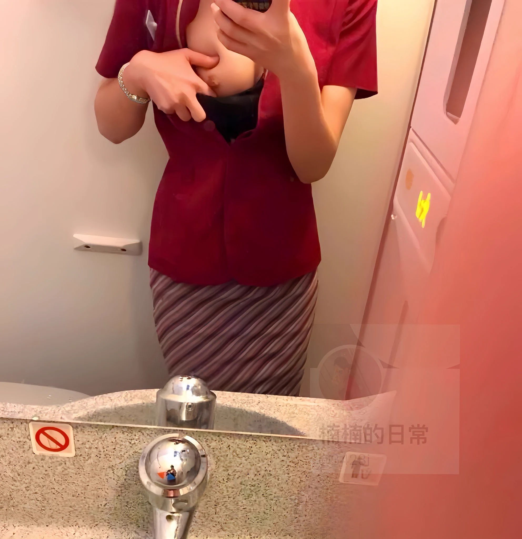 今天心情不错，偷偷在洗手间里自拍一下。天气逐渐炎热，感觉忙了一会儿奶子上全都是汗，放出来凉快一下…顺便验证下吧，有人想接机吗？ https://t.co/PPKea03CsV