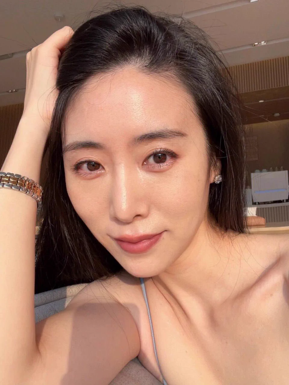 五一假期约了个新粉丝见面，不仅有调动情绪的前戏，过程也是超级满足，做了三次，整个人都精疲力尽…他偷拍的时候我已经累瘫在床上了，想看活动视频的私信我，点赞的粉丝优先发～ https://t.co/OGipklGn3v