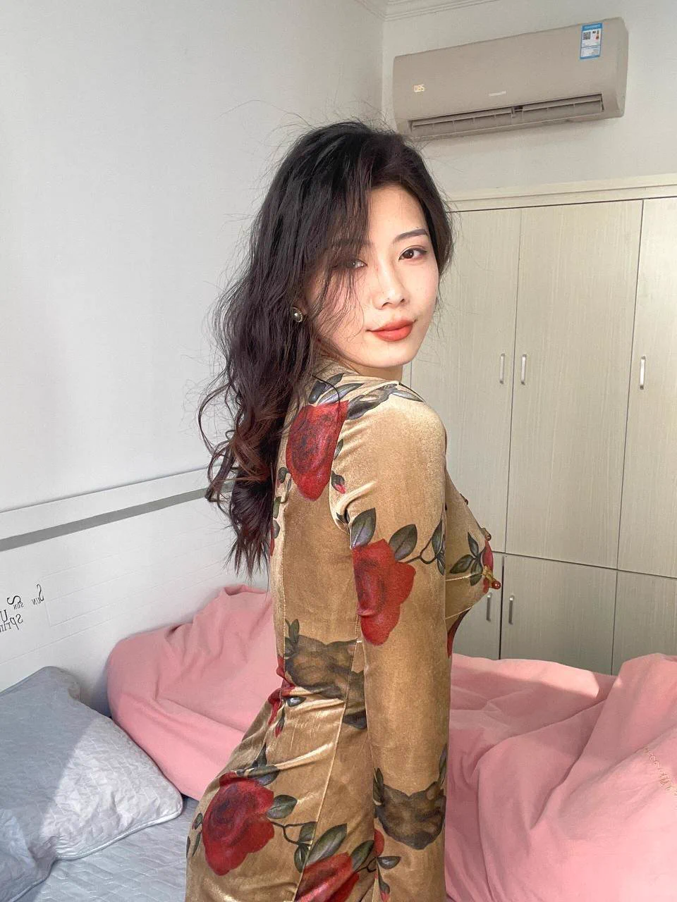 趁着假期孩子们都去玩了，见了两个来到我们城市玩的老同学～到了这个年纪，好像曾经朦胧的暧昧都可以捅破了。没想到他的体力还是挺好的，居然可以抱起来抽插，奶子贴在他胸膛上的时候，感觉好刺激… 上了推特之后感觉欲望越来越大了，假期还有几天，还有粉丝想见面吗，私信可以报名～ https://t.co/nEfpZjfsL6